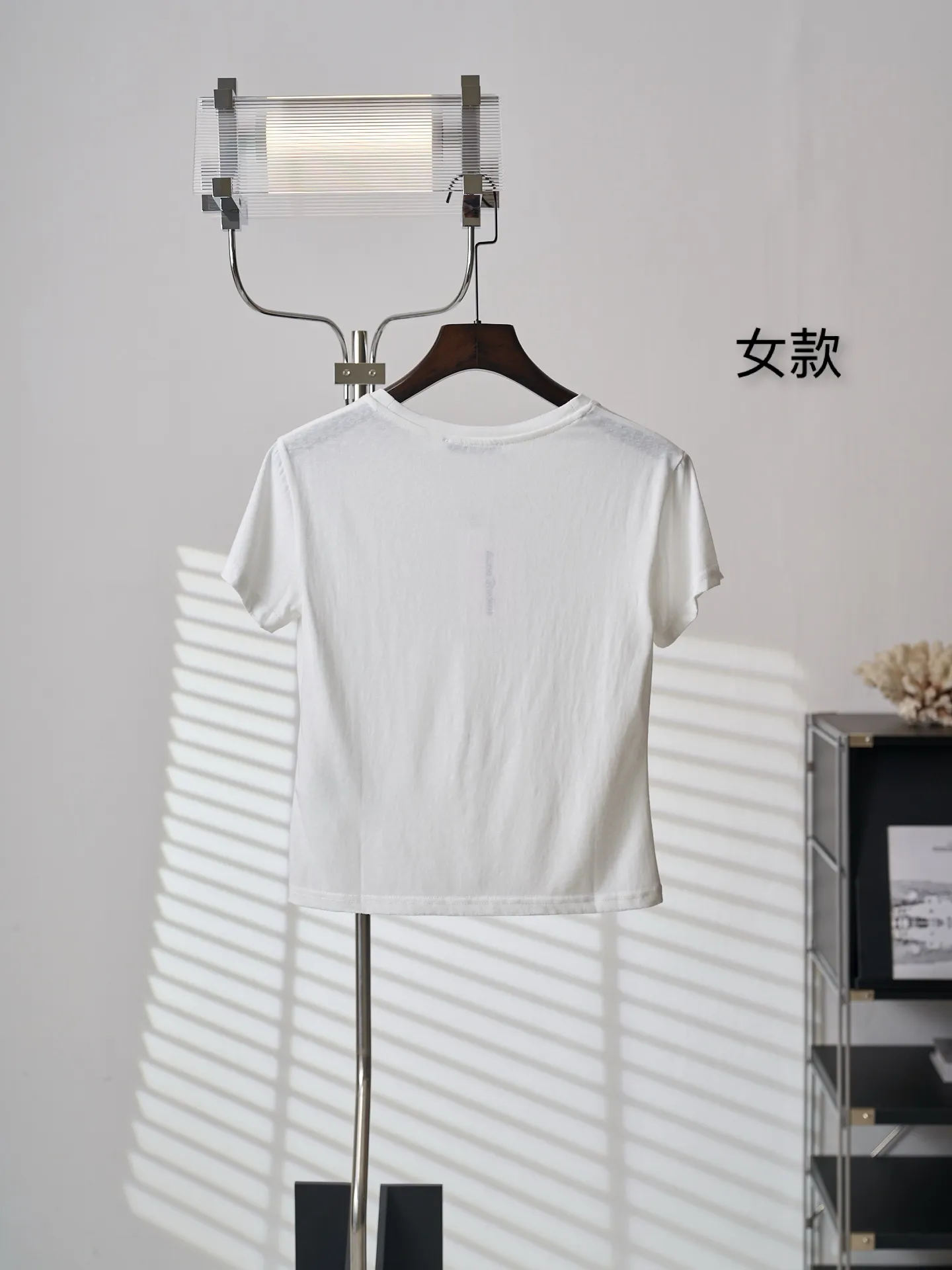 【 】Acne Studios T （ ） 【In Stock】S M L ， ， Breathable。 Cream White ， 。 Acne Studios ， 。 ， 。 ， ， ， Versatile。 1 ， 。 2. ， 。 3. ， ， 。 2 ， ， ， 、 ， 。